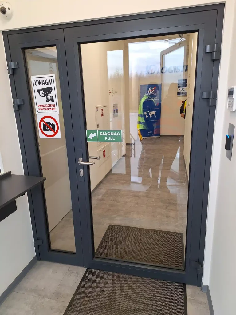 Drzwi aluminiowe Łódź - Drzwi wewnętrzne komercyjne zamontowane na hali produkcyjnej w Łodzi, woj. łódzkie zdj.2